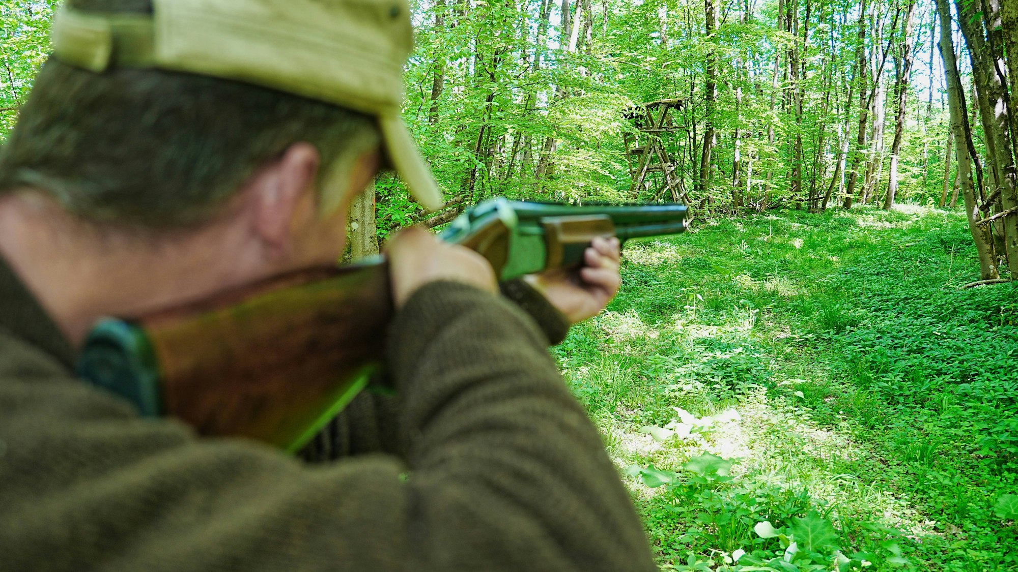 Jäger mit Flinte im Wald