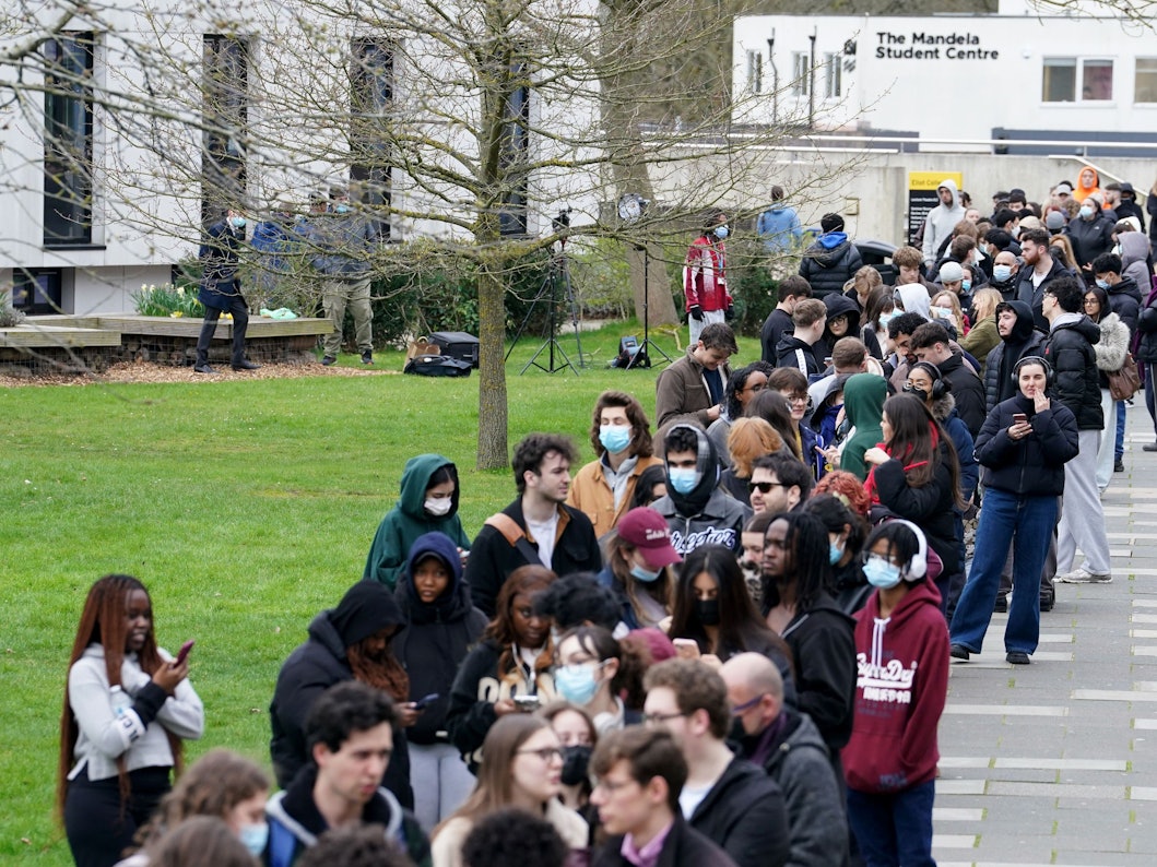 Studenten stehen vor einem Gebäude der Universität von Kent in Canterbury für Antibiotika an. Die Universität hat bestätigt, dass ein Student einer von zwei Menschen war, die an den Folgen der Meningitis in der Region gestorben sind. Die britische Gesundheitsbehörde (UKHSA) teilte mit, dass ihr mehrere Fälle mit den Anzeichen und Symptomen von Meningitis und Sepsis in der Region rund um Canterbury gemeldet wurden.
