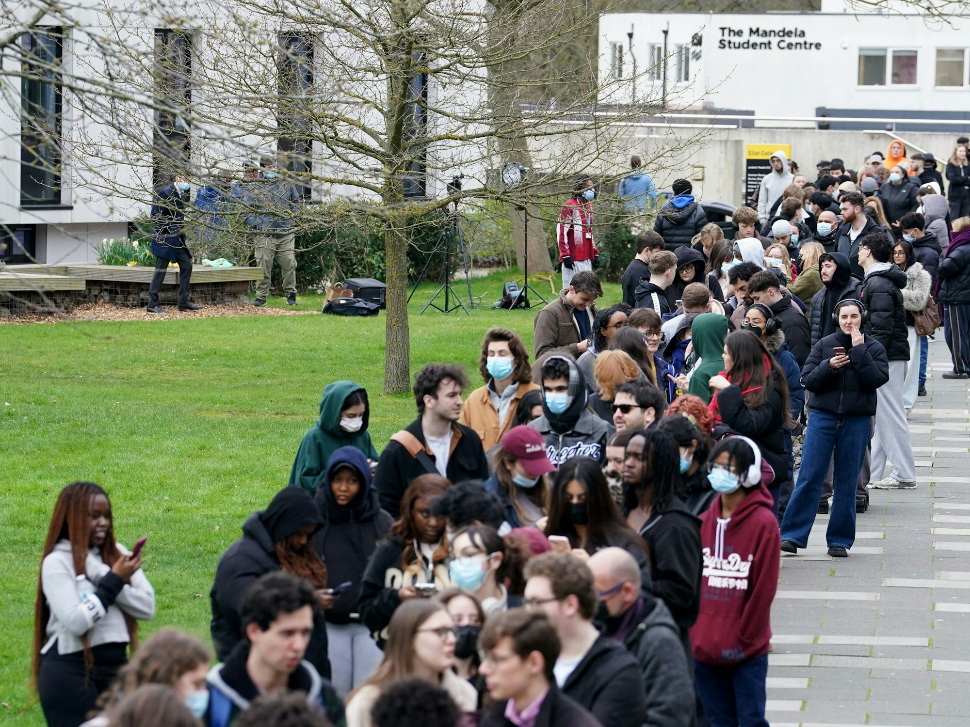 Studenten stehen vor einem Gebäude der Universität von Kent in Canterbury für Antibiotika an. Die Universität hat bestätigt, dass ein Student einer von zwei Menschen war, die an den Folgen der Meningitis in der Region gestorben sind. Die britische Gesundheitsbehörde (UKHSA) teilte mit, dass ihr mehrere Fälle mit den Anzeichen und Symptomen von Meningitis und Sepsis in der Region rund um Canterbury gemeldet wurden.
