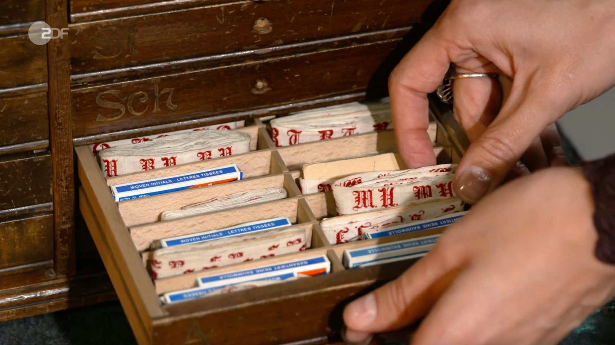 „Das muss eigentlich jedem gefallen“, schien Lichter überzeugt und Expertin Berding nickte zustimmend. Sie datierte das Schränkchen in den Zweitraum ab 1910 bis in die 1930er-Jahre. „Ich habe sowas noch nie gesehen, das ist wirklich selten“, denn alle Schubladen waren nahezu vollständig befüllt. „Das ist unfassbar“, staunte Berding. (Bild: ZDF)
