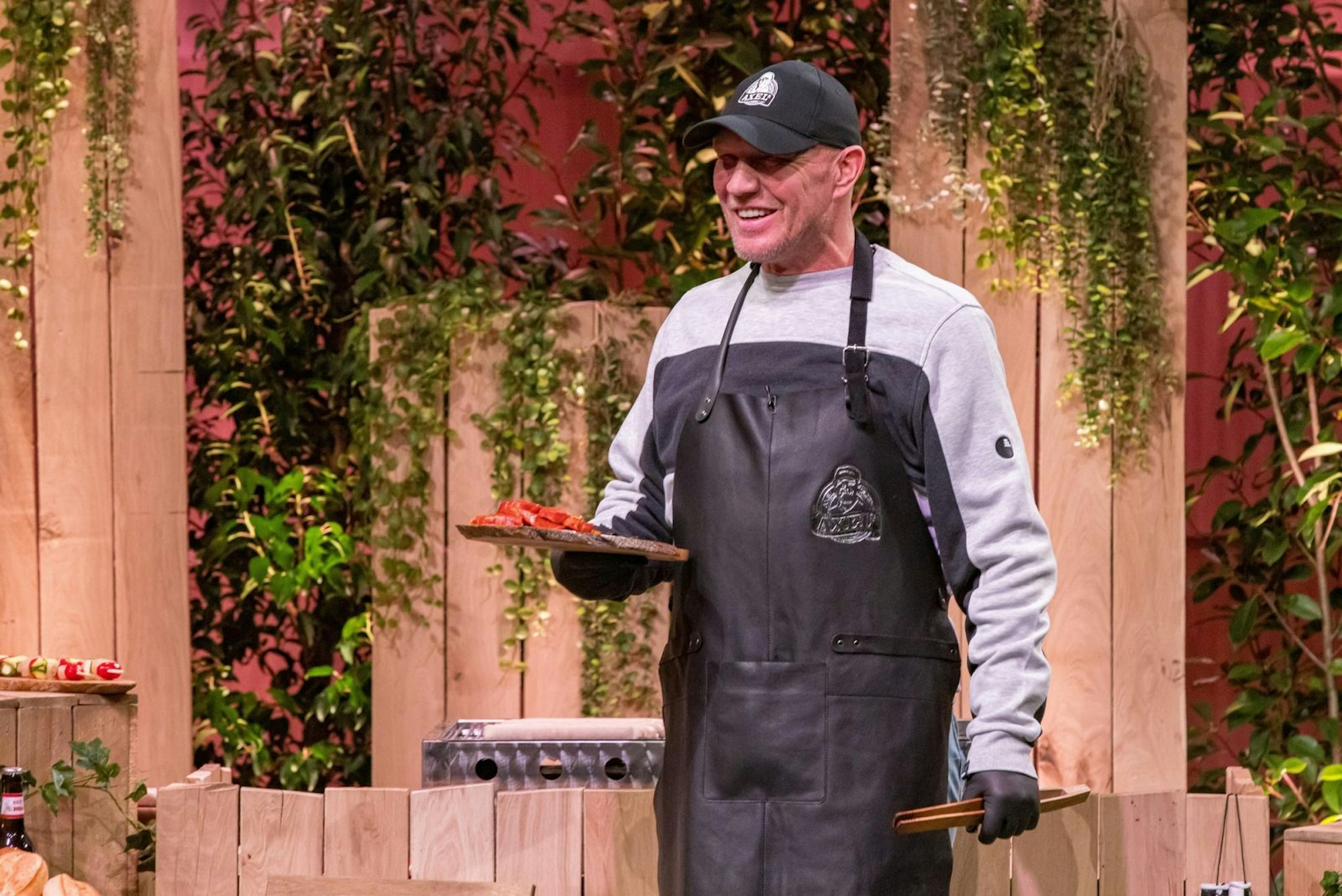 Ihn kennt man doch: Ex-Profiboxer Axel Schulz prästentierte „Butjer - Das Grillbrett“, eine Erfindung, die die Welt der Brutzler revolutionieren soll. (Bild: RTL / Bernd-Michael Maurer)