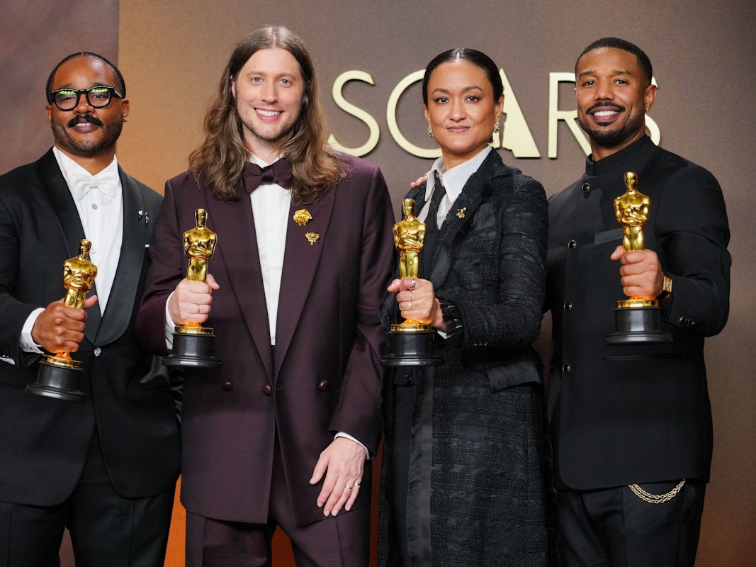Drei Männer und eine Frau halten ihren Oscar in der Hand.