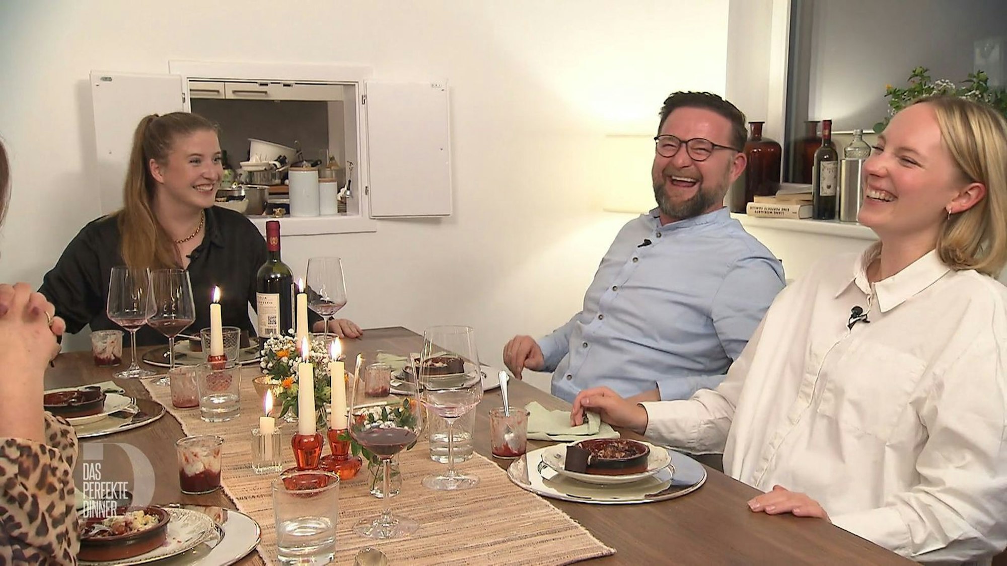 Schon am ersten Abend werden Tränen gelacht - das kann nur eine lustige Woche werden.
(Bild: RTL)