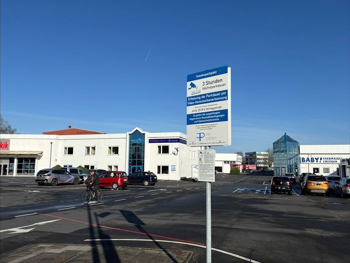 An einem Parkplatz steht ein Schild, das darauf hinweist, dass die Höchstparkdauer drei Stunden beträgt.