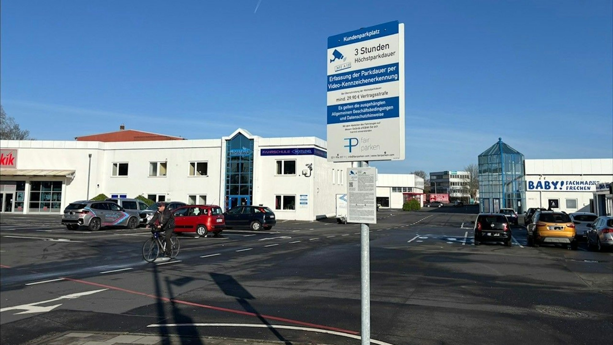 An einem Parkplatz steht ein Schild, das darauf hinweist, dass die Höchstparkdauer drei Stunden beträgt.