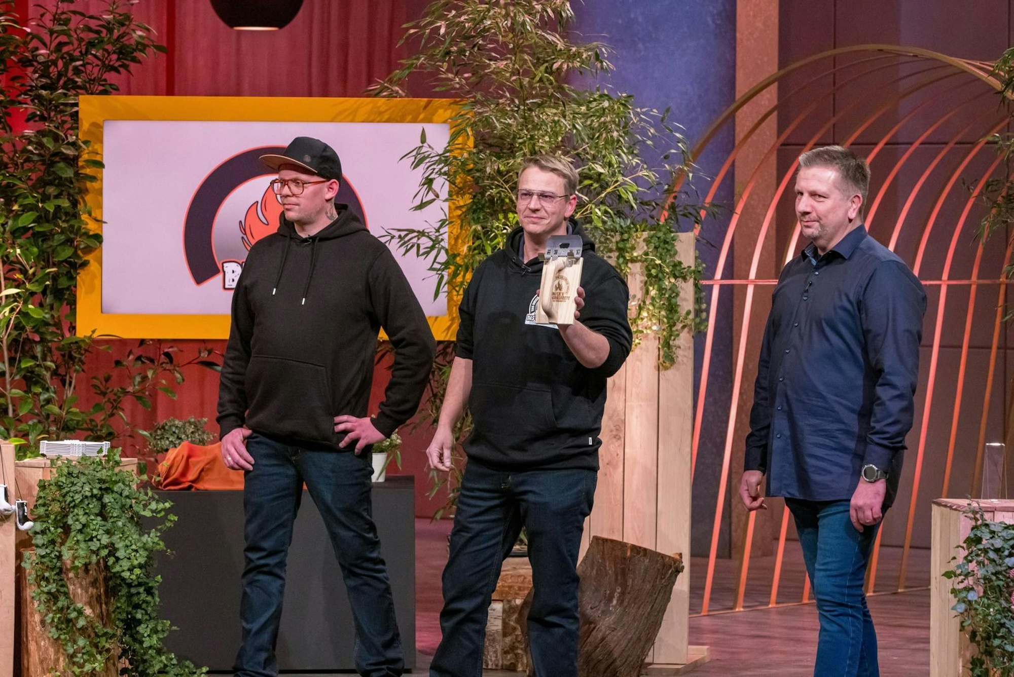 100.000 Euro für 15 Prozent der Firmenanteile wollen die Gründer des Grilluntensil-Start-ups in der Löwenhöhle eintreiben. (Bild: RTL / Bernd-Michael Maurer)