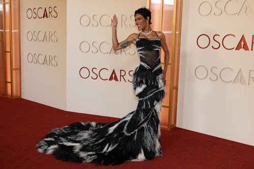Teyana Taylor erschien bei den Oscars in einer dramatischen Feder-Robe mit XXL-Schleppe.