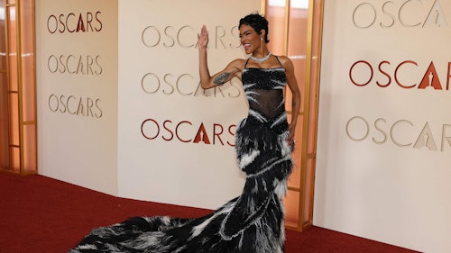 Teyana Taylor erschien bei den Oscars in einer dramatischen Feder-Robe mit XXL-Schleppe.