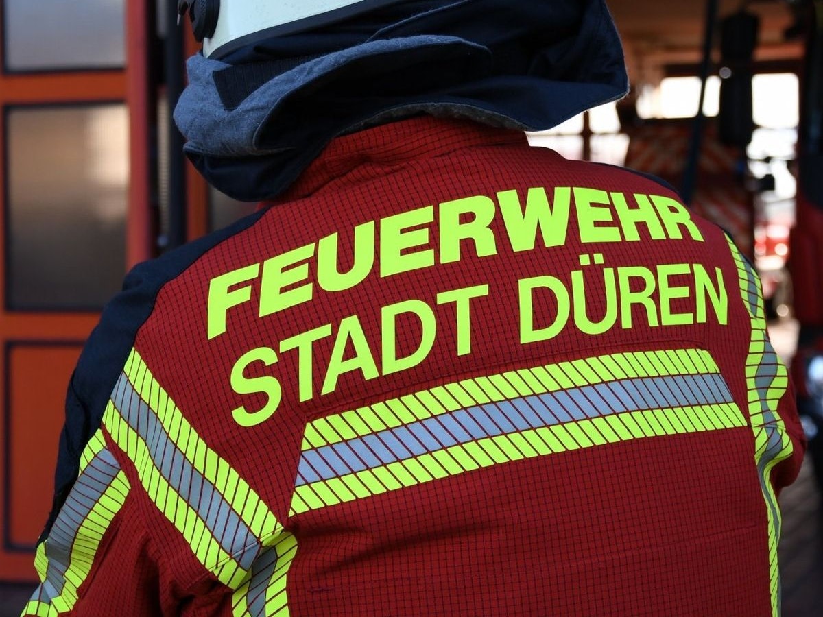 Feuerwehr Düren im Einsatz bei mehreren Bränden.
