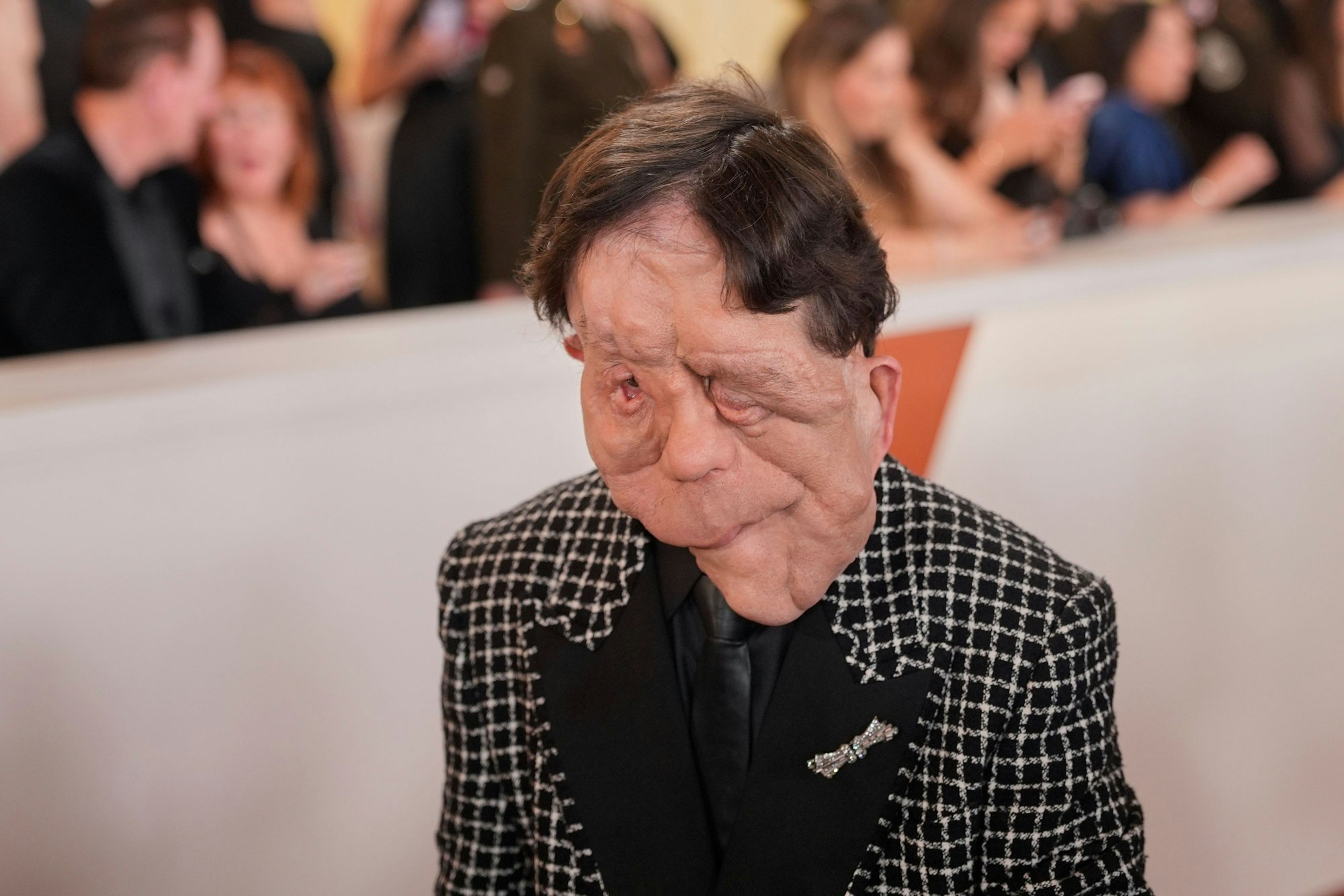 Adam Pearson kommt zur Oscar-Verleihung im Dolby Theatre in Los Angeles.