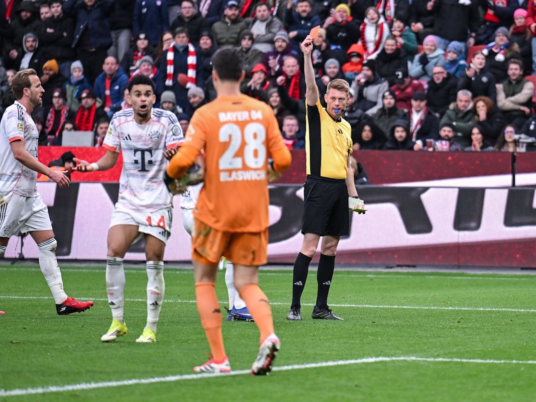 Gelb-Rote Karte von Christian Dingert gegen Luis Diaz.