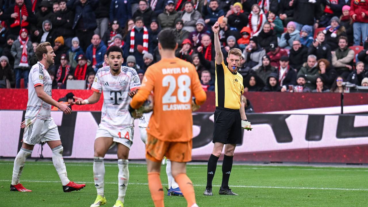 Gelb-Rote Karte von Christian Dingert gegen Luis Diaz.