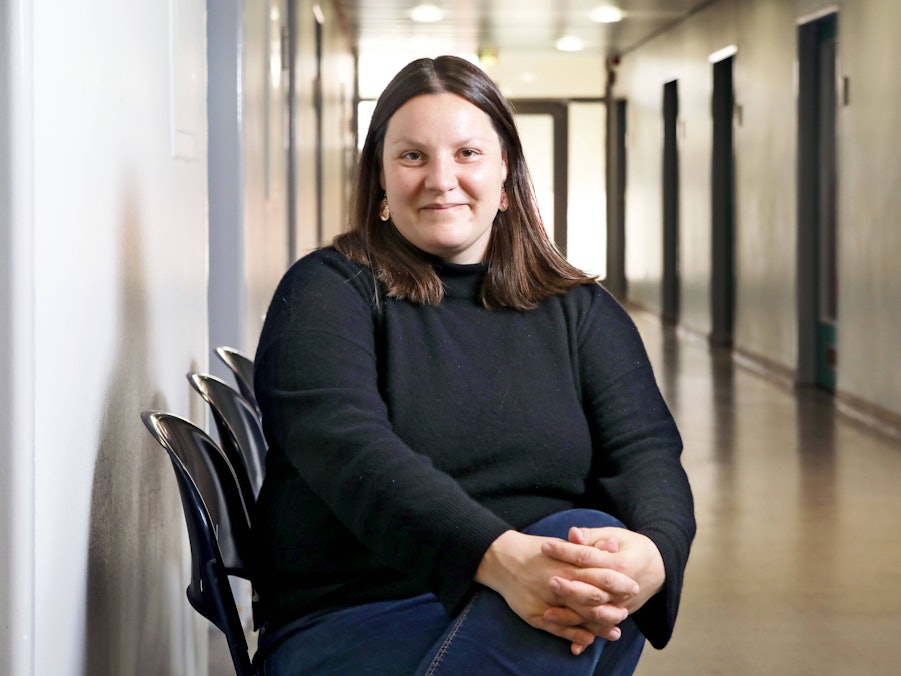 Sarah Nagel in einem Flur