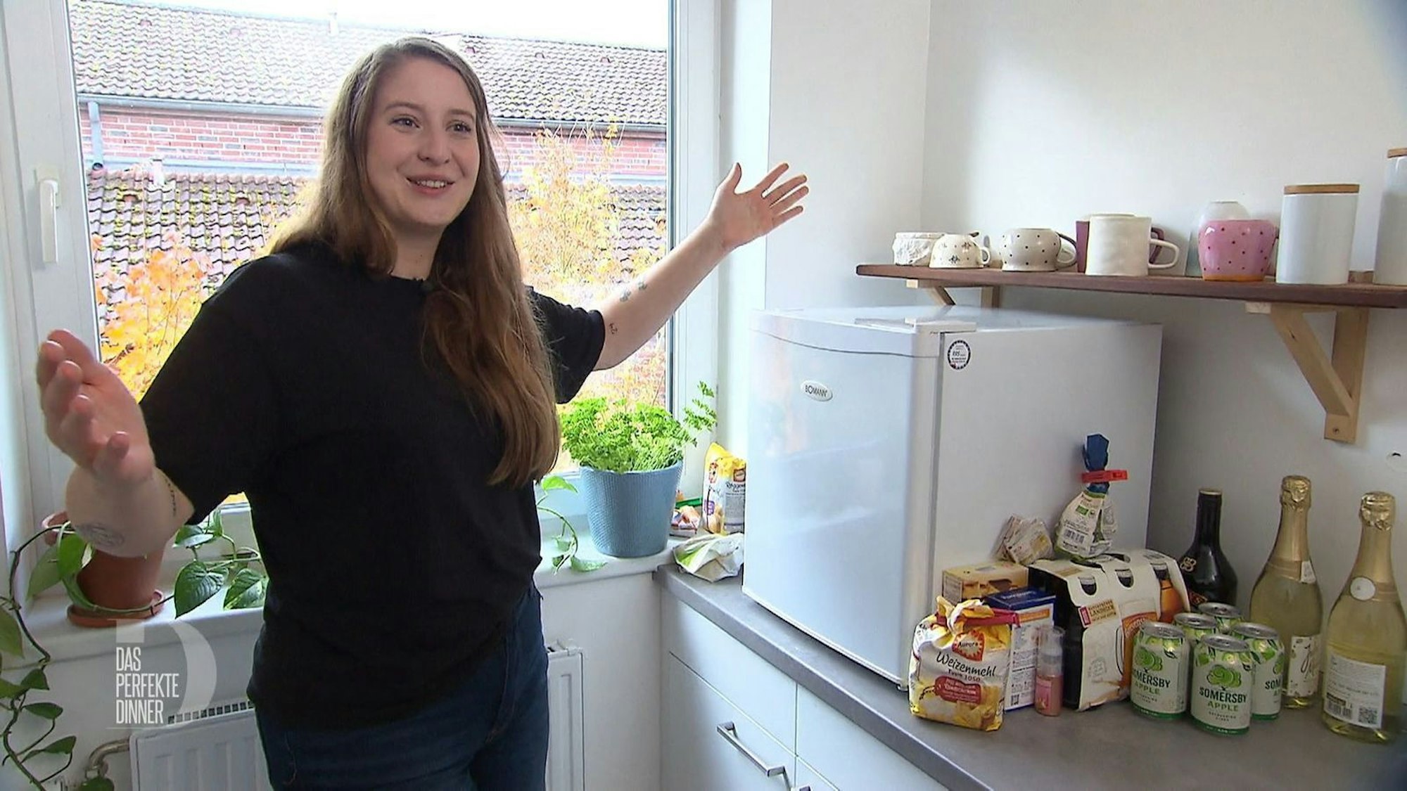 Da der große Kühlschrank kaputt ist, muss Alina heute mit der Mini-Version auskommen.
(Bild: RTL)