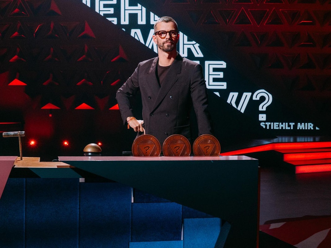 Anfänglich wollte Joko Winterscheidt ein großes Herz zeigen, als seine Showreihe ein Herz für Rückkehrer zeigte: Ein Wildcard-Kandidat durfte noch einmal antreten. Nach und nach wurde dem ProSieben-Entertainer aber klar, was für ein Risiko er da eingegangen war. (Bild: Joyn/Florida TV / Julian Mathieu)