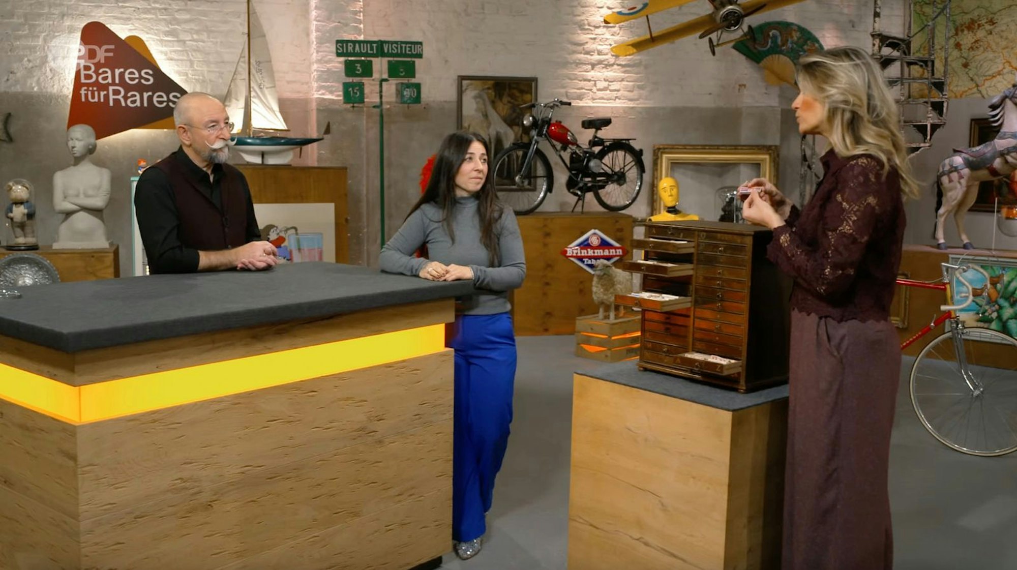 „Ich liebe so Kästchen mit 1.000 Schubladen“, gestand Lichter und war sofort hin und weg von dem Schränkchen, das Vanessa aus Essingen im Auftrag verkaufen wollte. Das Kleinmöbel hatte ihr Großvater vor vielen Jahren einer Wäscherei abgekauft. „Und das ist auch noch voll?“, staunte Lichter weiter, als Bianca Berding die Schubladen öffnete. (Bild: ZDF)