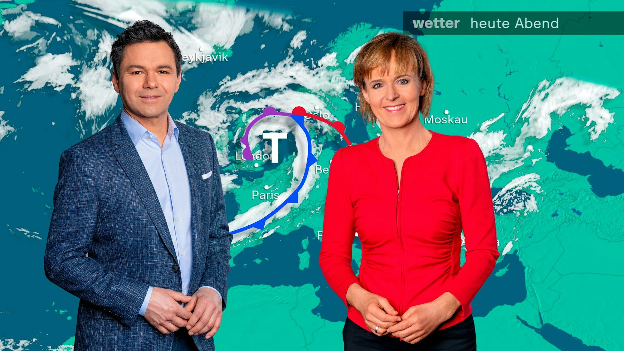 Ein Mann und eine Frau stehen in einem Fernsehstudio vor einer Wand mit der Wettervorhersage-Karte.