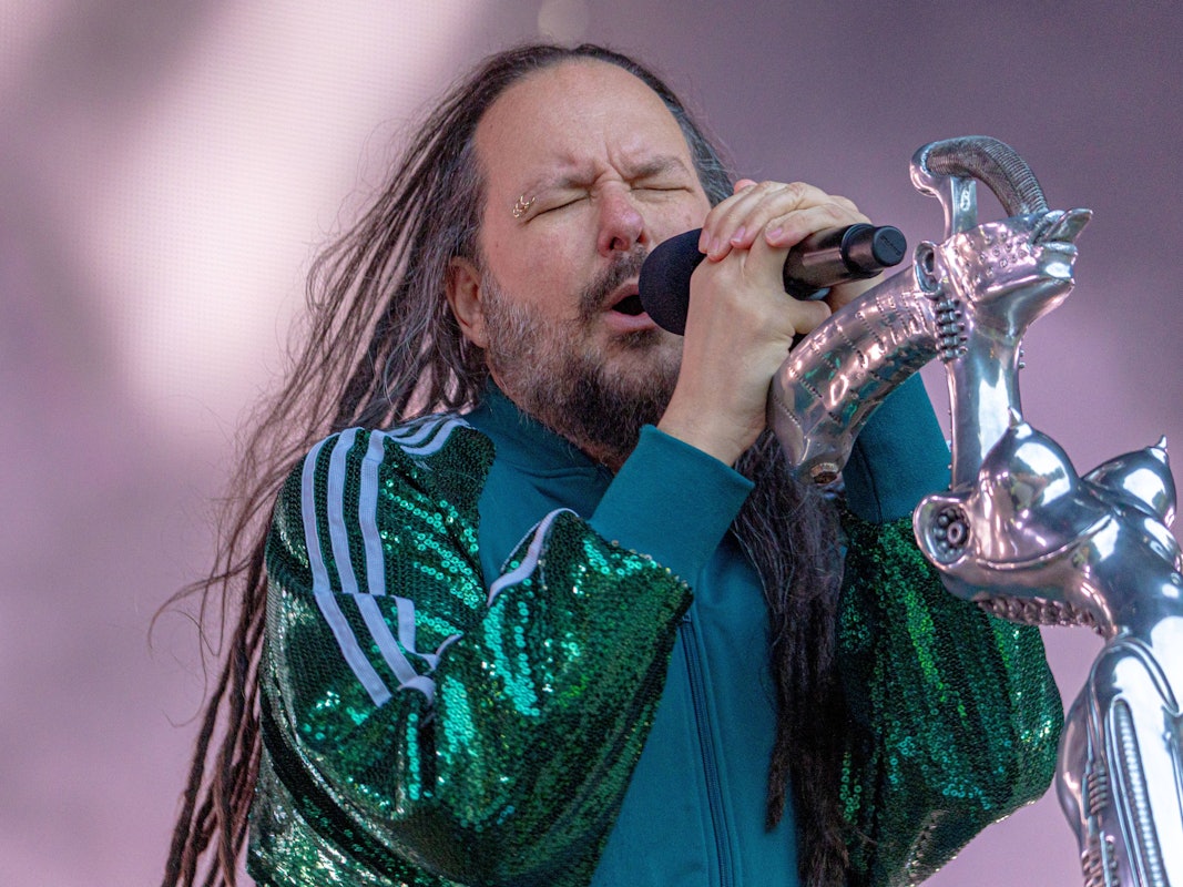 Die Band Korn beim Auftritt auf der Bühne.