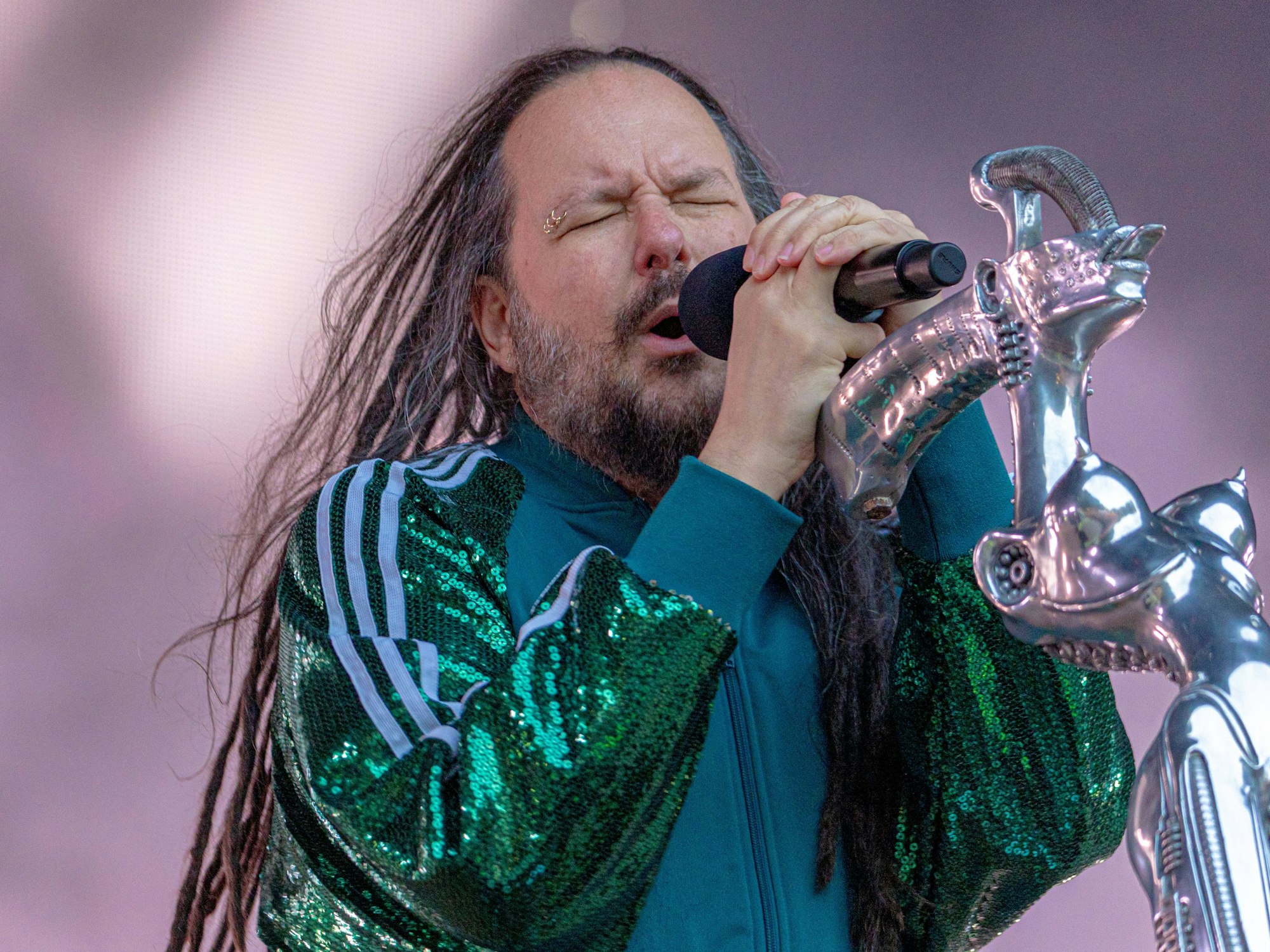 Die Band Korn beim Auftritt auf der Bühne.