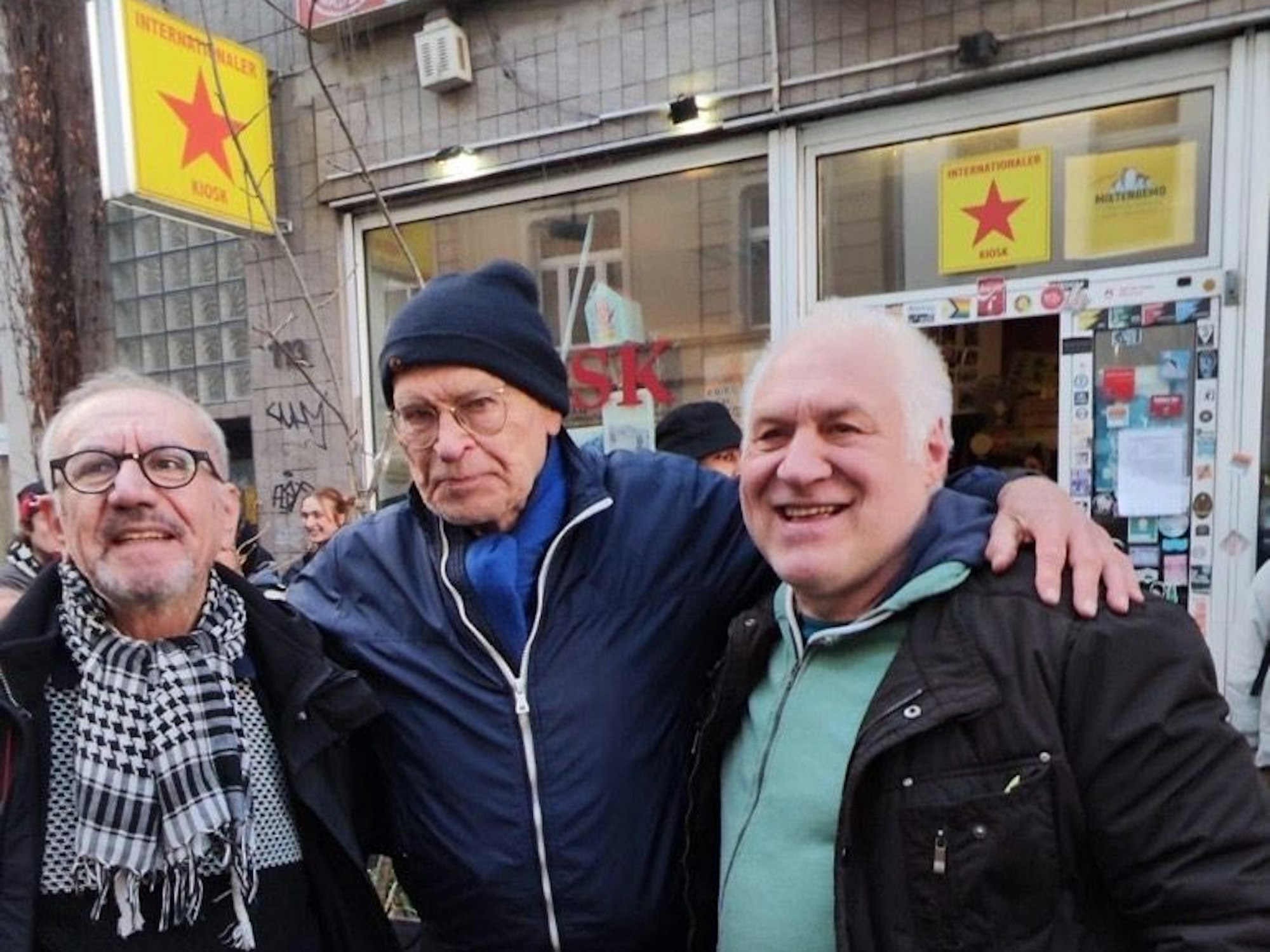 Günter Wallraff mit Büdchen-Mann Azad Hawrami (l.) und Kalle Gerigk (r.).