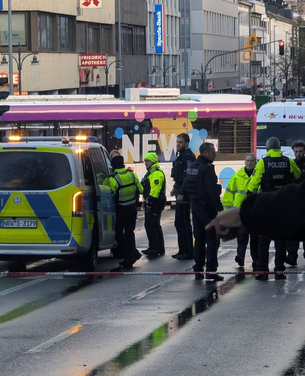 Beim Karnevalsumzug in Mönchengladbach ist am 17. Februar 2026 eine Frau unter einen Bus geraten und verletzt worden.