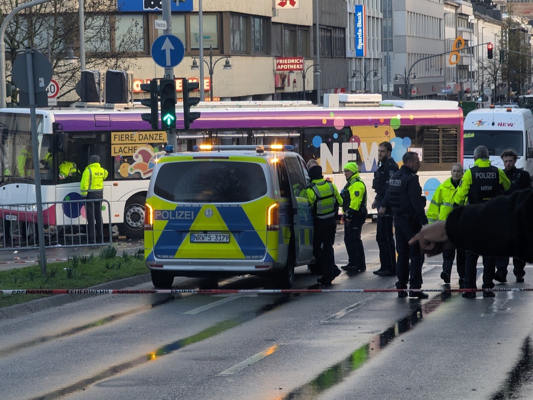 Beim Karnevalsumzug in Mönchengladbach ist am 17. Februar 2026 eine Frau unter einen Bus geraten und verletzt worden.