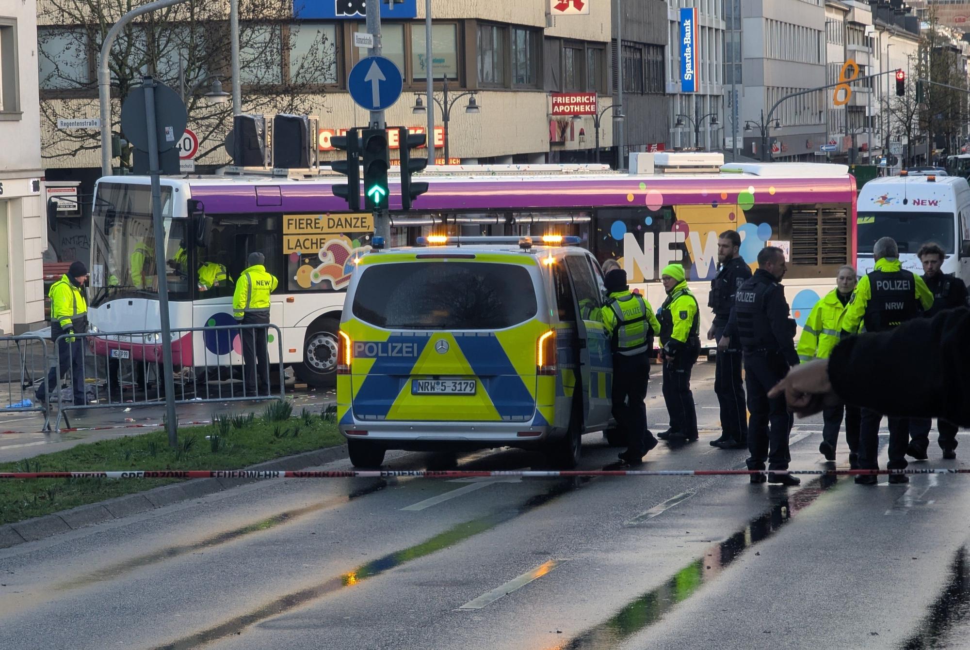 Beim Karnevalsumzug in Mönchengladbach ist am 17. Februar 2026 eine Frau unter einen Bus geraten und verletzt worden.