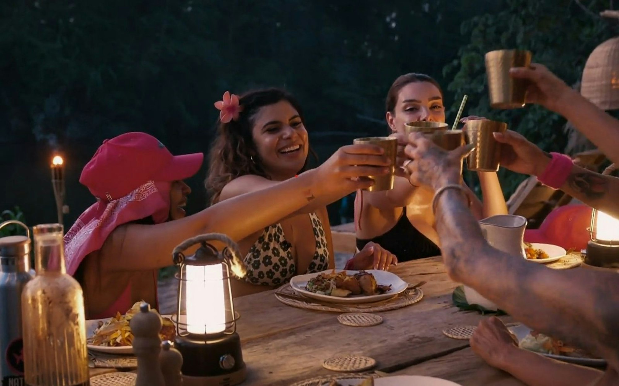 Tanja Tischewitsch (Zweite von links) stieß mit ihren Teamkameradinnen auf den Verbleib im Luxuscamp an - ohne zu wissen, was bei der Nominierung auf sie zukommen würde. (Bild: RTL)