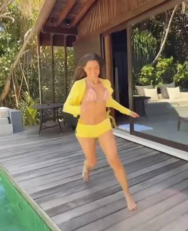 Vanessa Mai rennt über einen Steg.