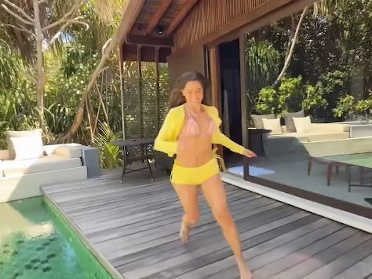 Vanessa Mai rennt über einen Steg.