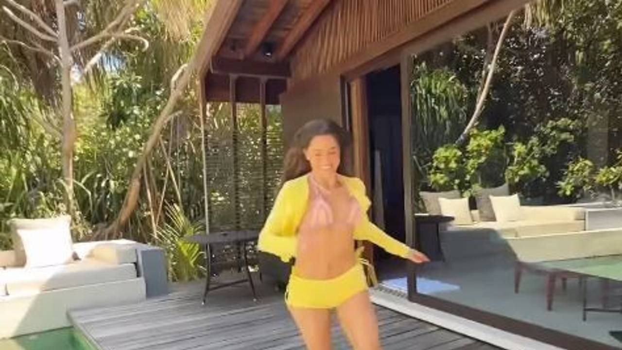 Vanessa Mai rennt über einen Steg.