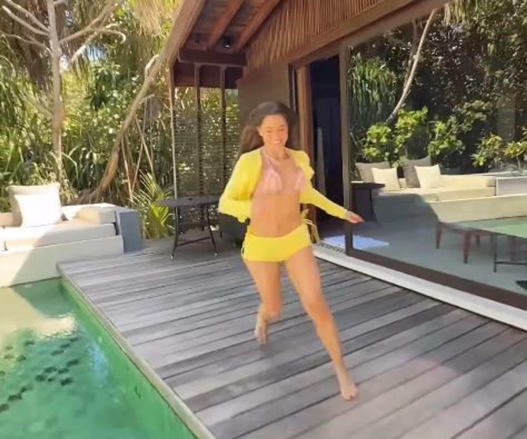 Vanessa Mai rennt über einen Steg.