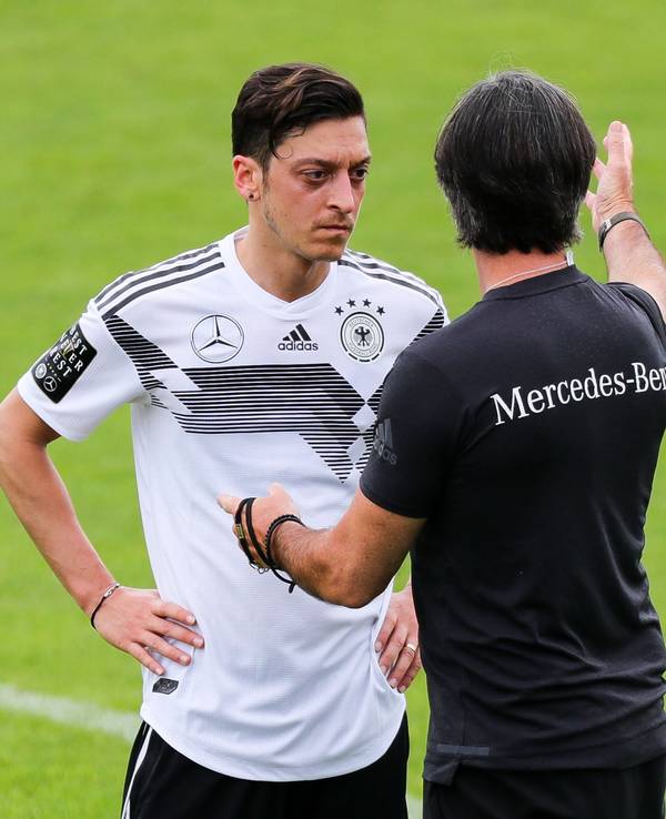 Bundestrainer Joachim Löw spricht beim Mannschaftstraining mit Mesut Özil (l).