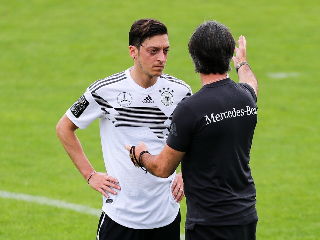 Bundestrainer Joachim Löw spricht beim Mannschaftstraining mit Mesut Özil (l).