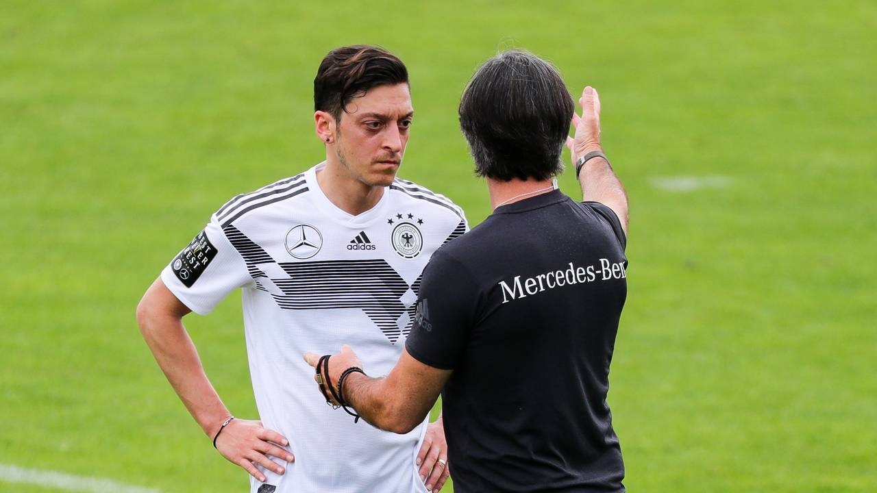 Bundestrainer Joachim Löw spricht beim Mannschaftstraining mit Mesut Özil (l).