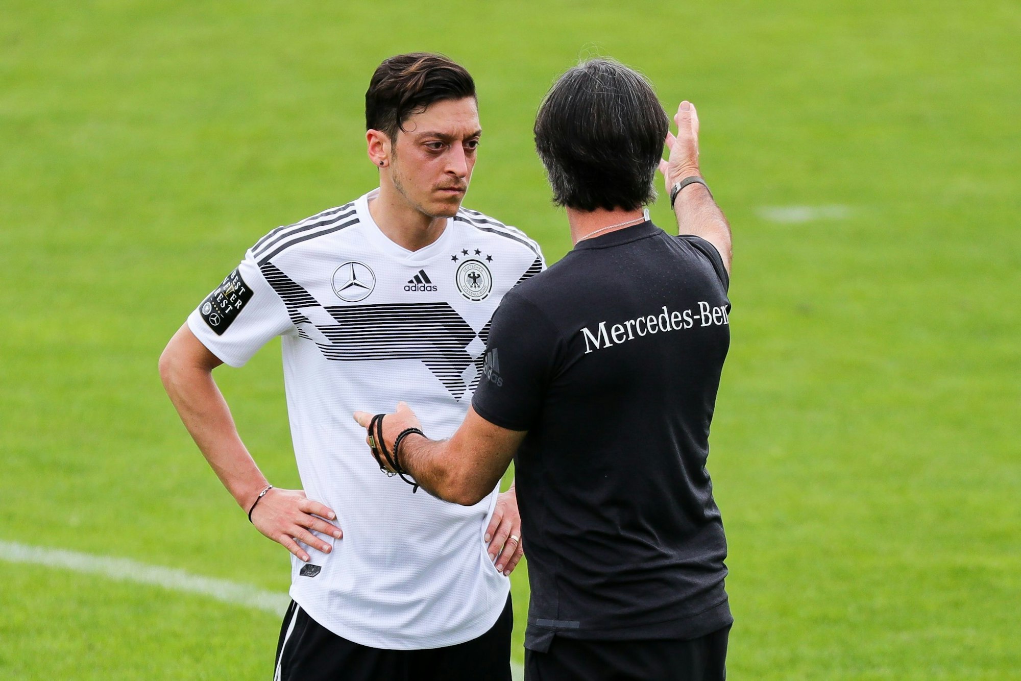 Bundestrainer Joachim Löw spricht beim Mannschaftstraining mit Mesut Özil (l).