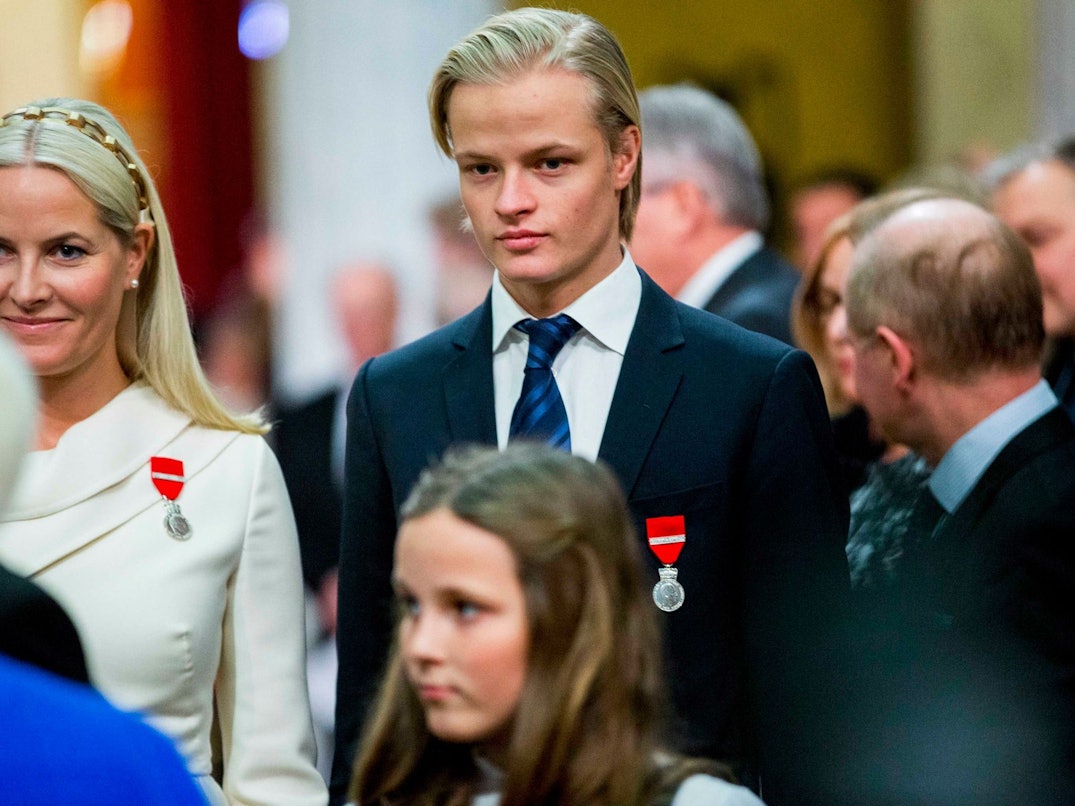 Mette-Marit und ihr Sohn Marius Borg Høiby stehen nebeneinander.