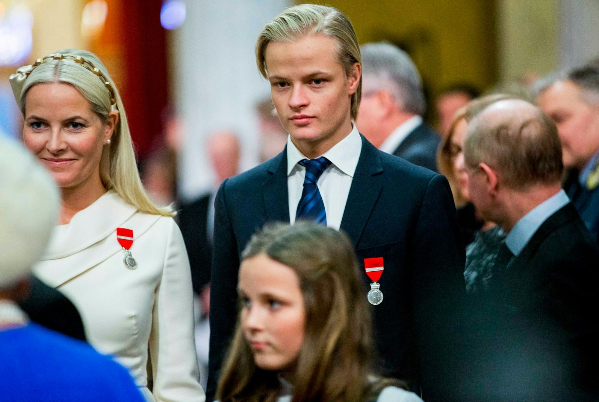 Mette-Marit und ihr Sohn Marius Borg Høiby stehen nebeneinander.