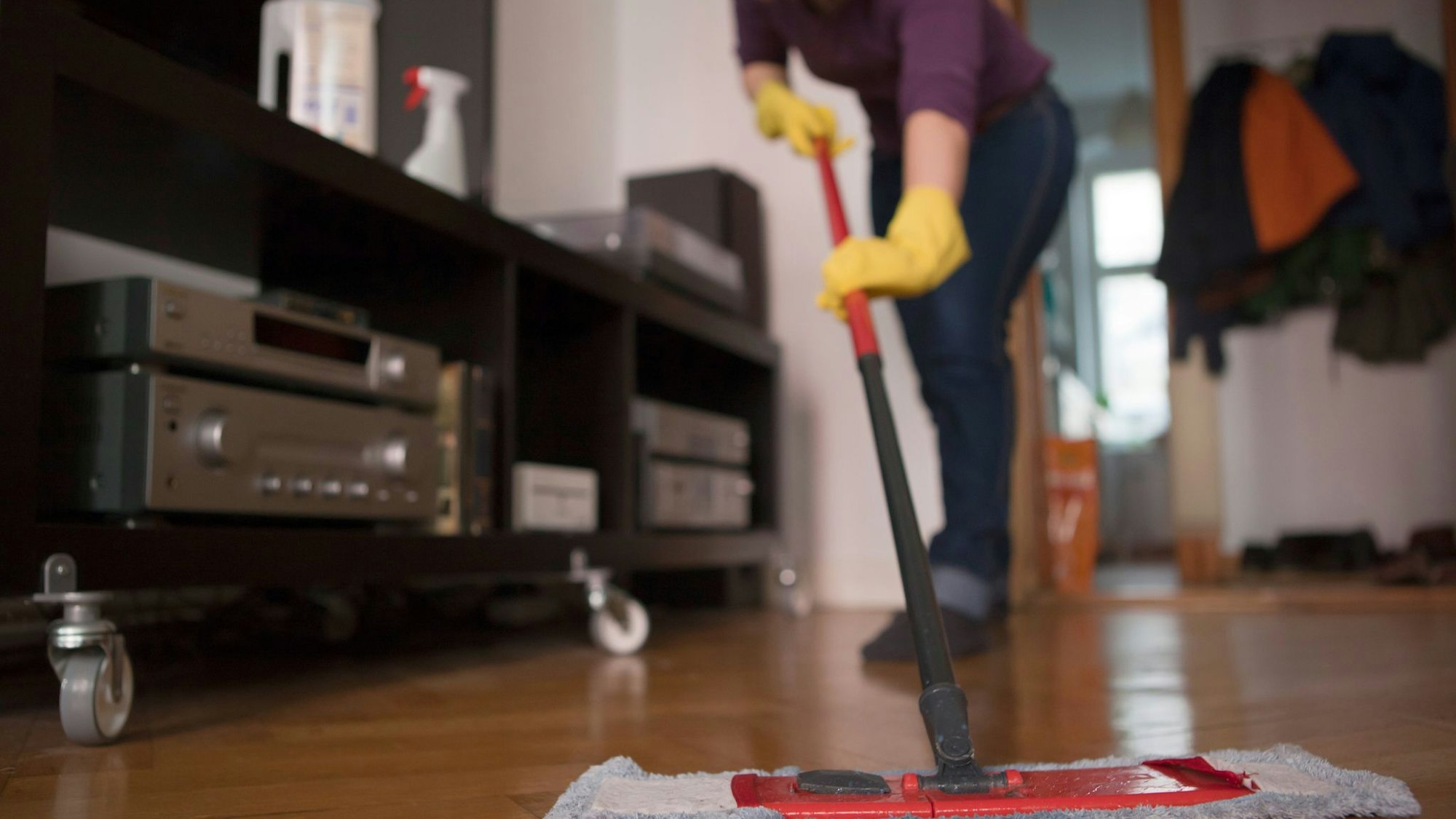 Frau wischt einen Parkettboden