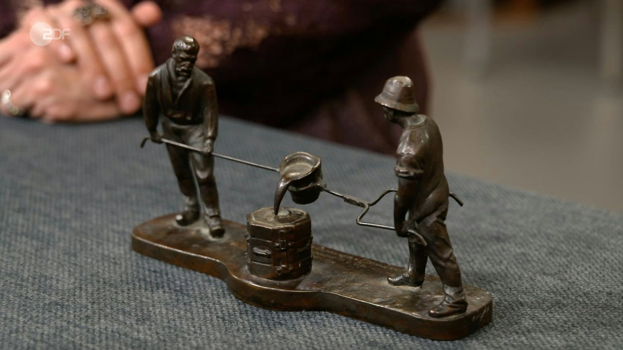 Bianca Berding datierte eine Arbeiter-Skulptur mit Eisengießer aus Zinn um die Jahrhundertwende. Gewünscht wurden 80 Euro. Die Expertin schätzte 100 bis 150 Euro, denn „die Darstellung zeigt einen historischen Moment“. Daniel Meyer zahlte schließlich 100 Euro.
(Bild: ZDF)
