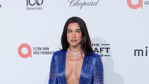 Dua Lipa erschien zunächst bei einer Oscar-Party in einem tief ausgeschnittenen, funkelnden blauen Kleid und setzte mit dem gewagten Dekolleté ein echtes Glamour-Statement.