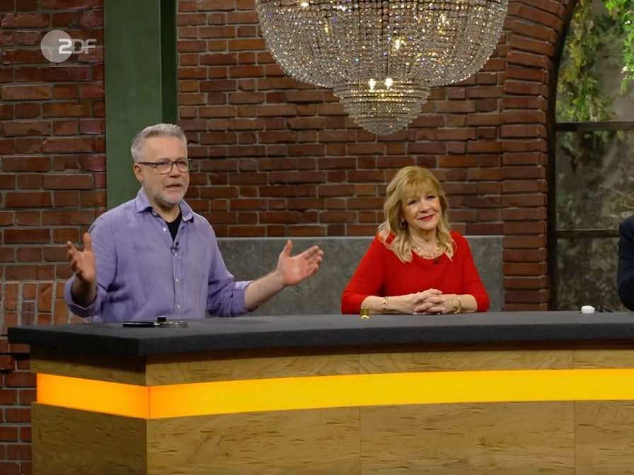 In Zehn-Euro-Schritten überboten sich die drei Interessierten bis auf 500 Euro. „Da bin ich raus“, war Guedes der nächste, der das hitzige Bietergfecht verließ. Danach schloss sich Cizek an und jammerte: „Ich wollte das Kästchen unbedingt haben.“ So erhielt Händlerin Velten für das Höchstgebot von 500 Euro den Zuschlag. (Bild: ZDF)