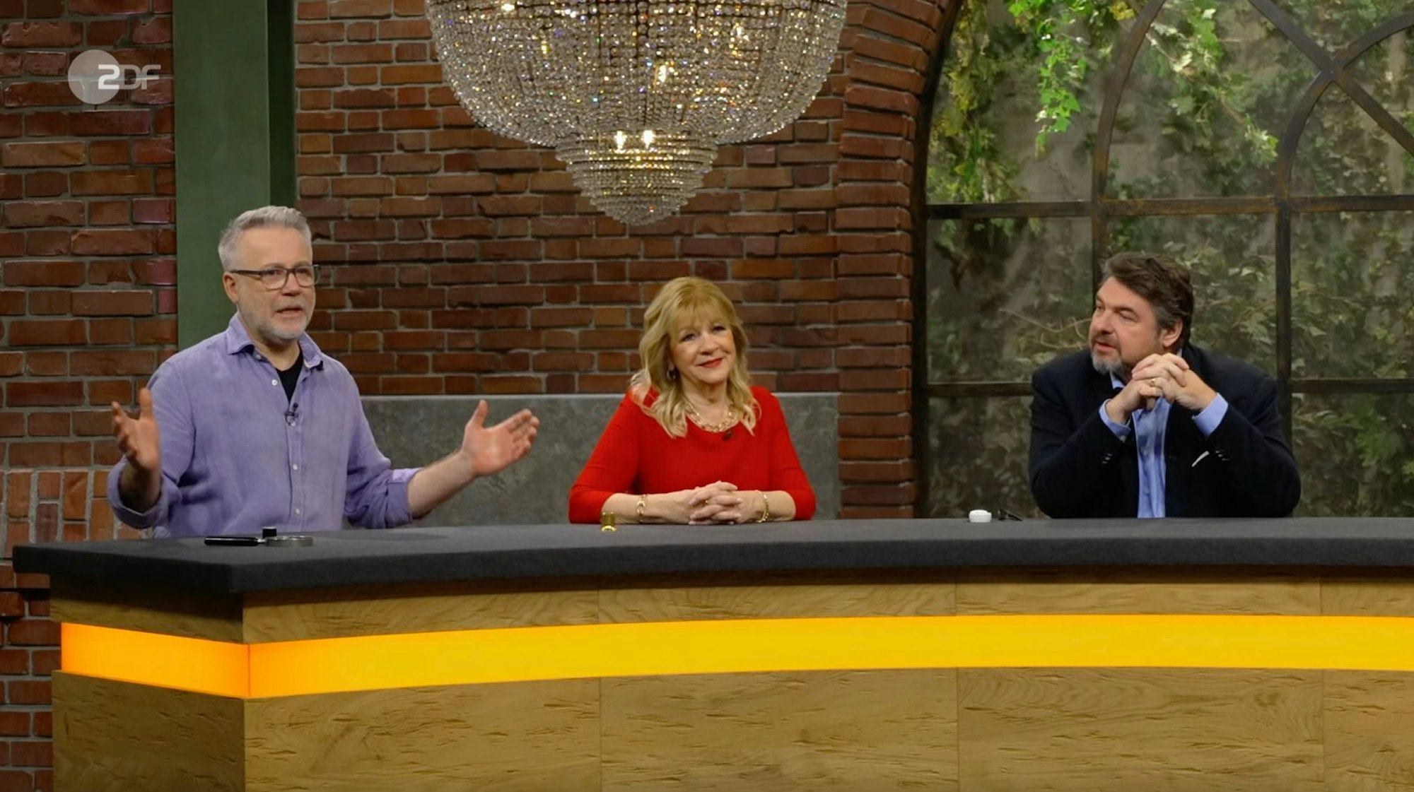 In Zehn-Euro-Schritten überboten sich die drei Interessierten bis auf 500 Euro. „Da bin ich raus“, war Guedes der nächste, der das hitzige Bietergfecht verließ. Danach schloss sich Cizek an und jammerte: „Ich wollte das Kästchen unbedingt haben.“ So erhielt Händlerin Velten für das Höchstgebot von 500 Euro den Zuschlag. (Bild: ZDF)