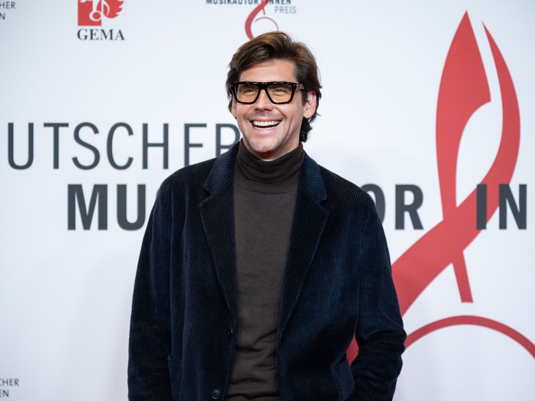 Alvaro Soler steht bei einer Preisverleihung auf dem Roten Teppich.