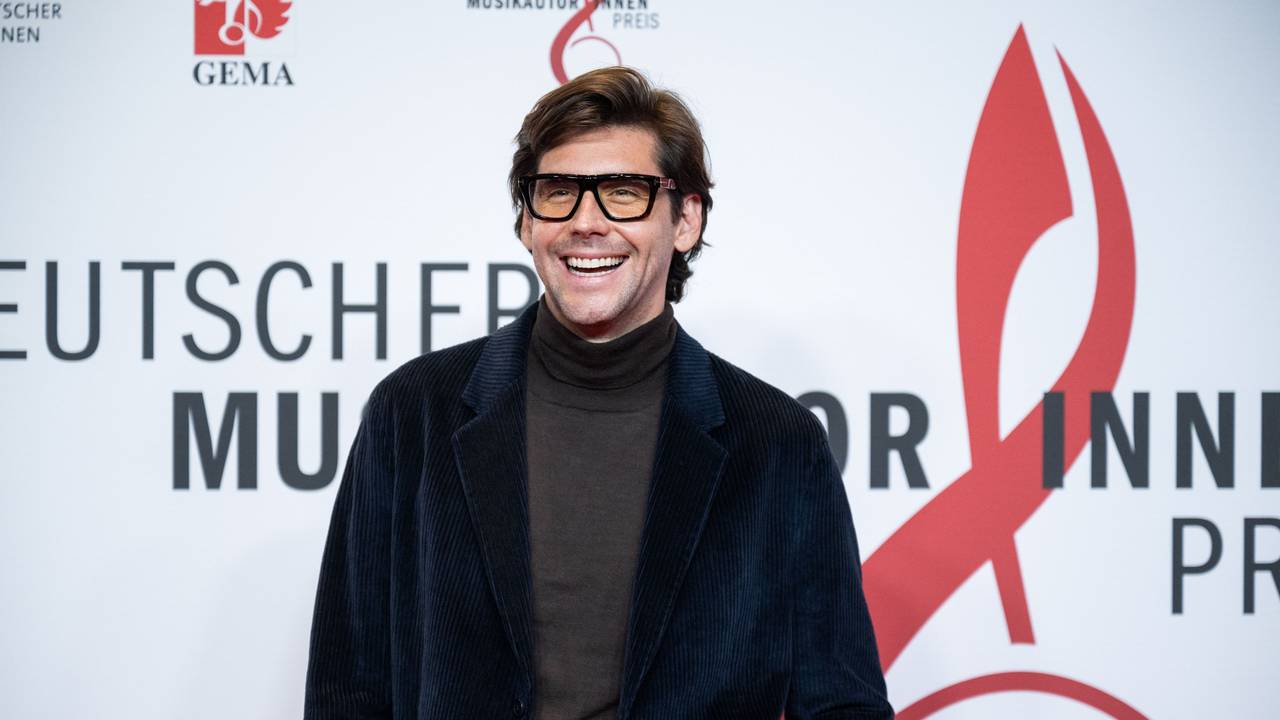 Alvaro Soler steht bei einer Preisverleihung auf dem Roten Teppich.