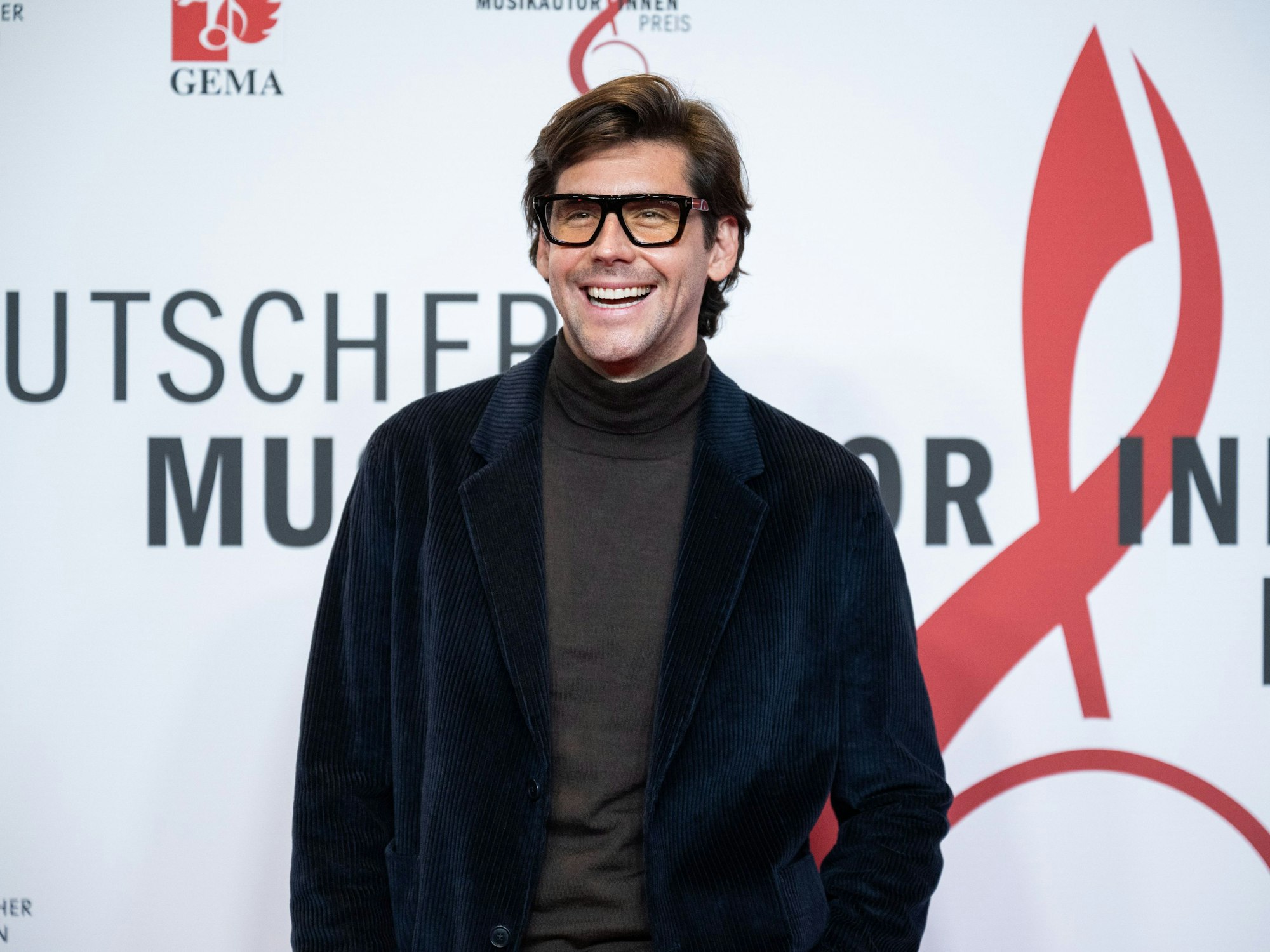 Alvaro Soler steht bei einer Preisverleihung auf dem Roten Teppich.