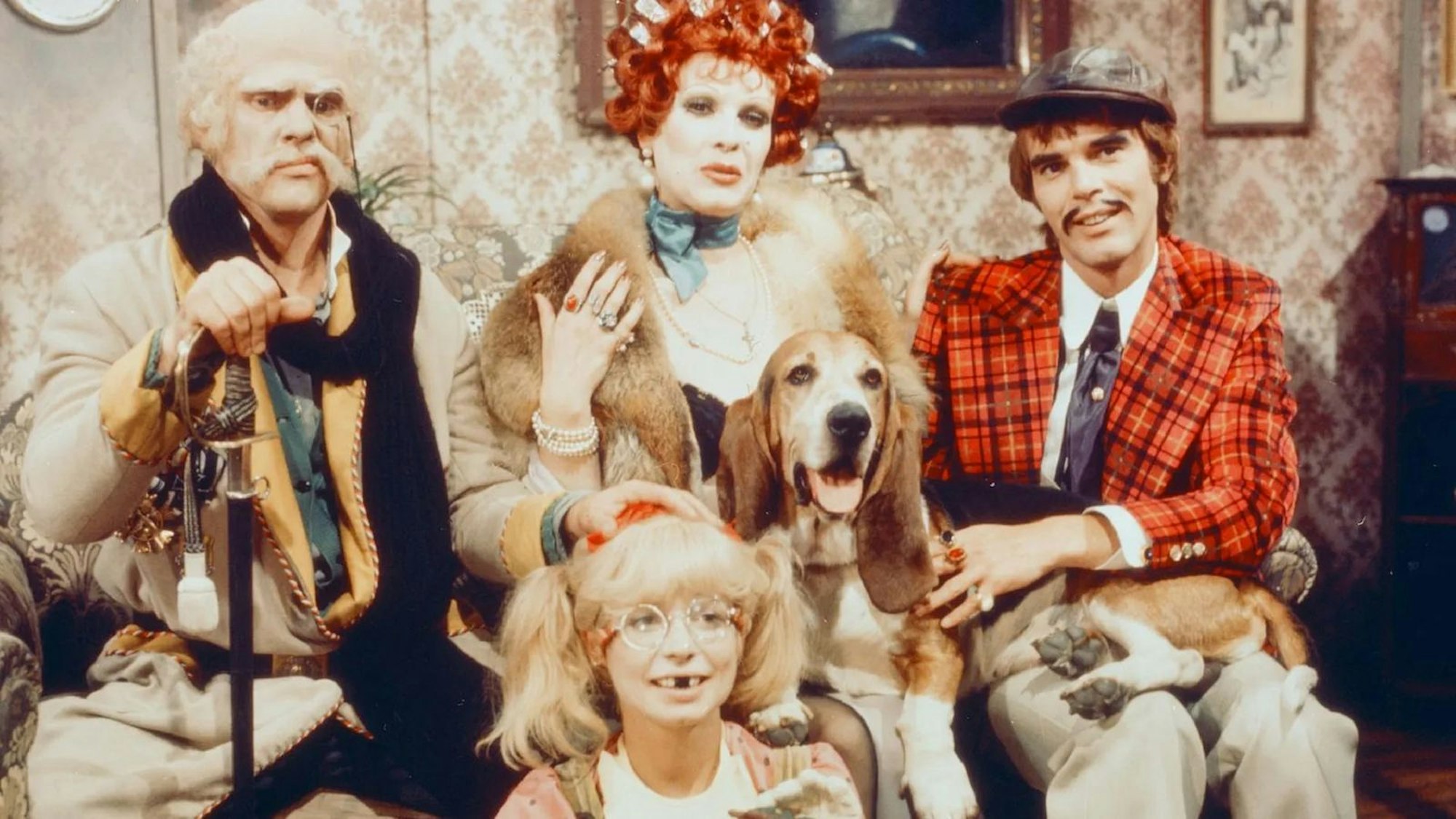 Ihren Durchbruch hatte Elisabeth Volkmann (oben Mitte) mit der Kultsendung „Klimbim“, hier mit Horst Jüssen (rechts), Ingrid Steeger und Wichard von Roëll. (Bild: WDR / Harald Kratzer)