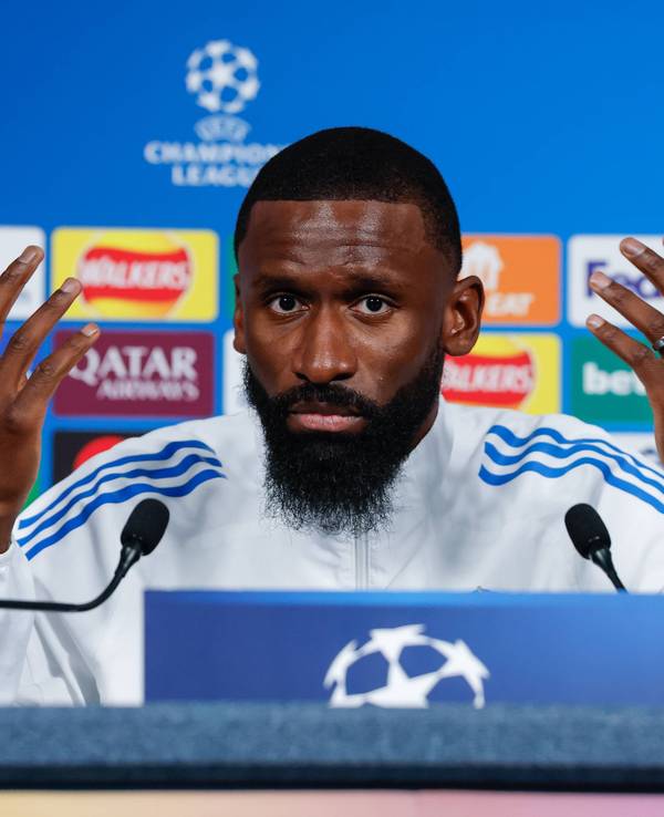 Auf einer Pressekonferenz spricht Antonio Rüdiger.