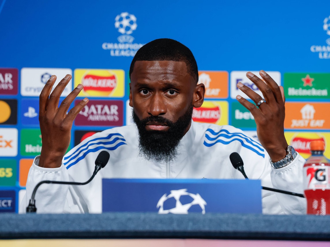 Auf einer Pressekonferenz spricht Antonio Rüdiger.
