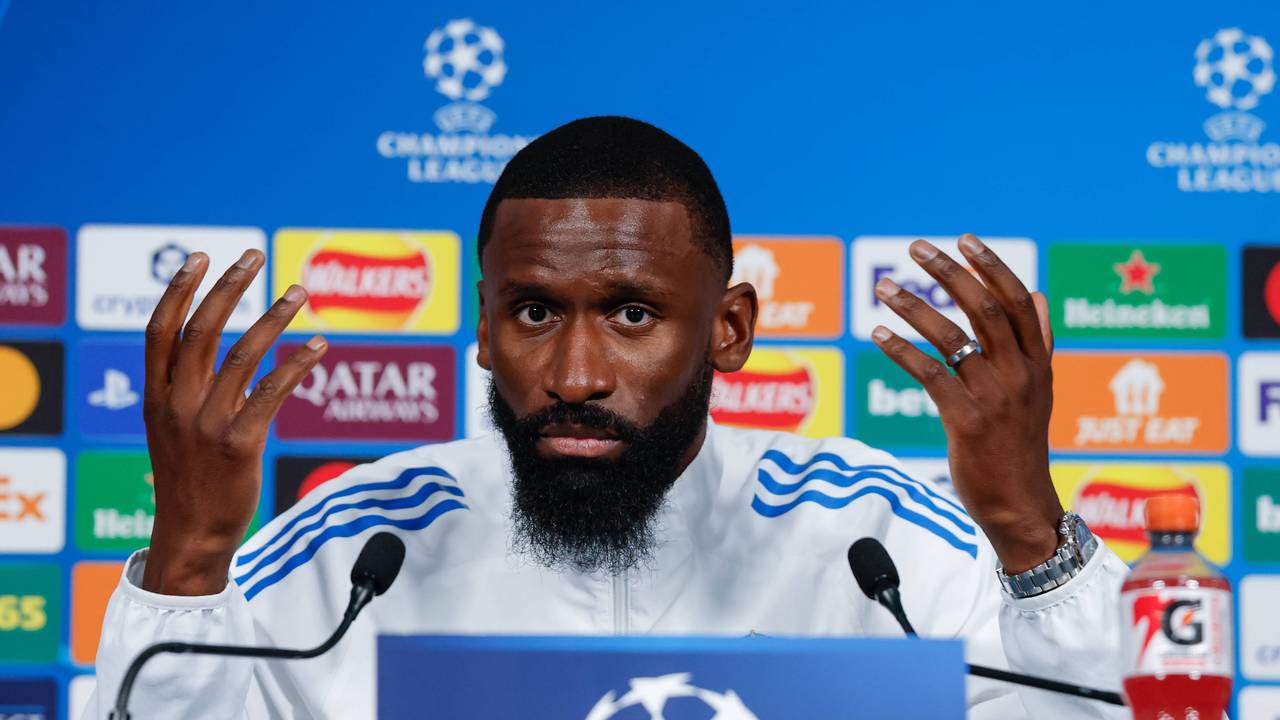 Auf einer Pressekonferenz spricht Antonio Rüdiger.